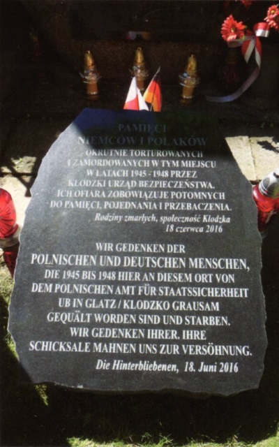 Inschrift auf der Gedenktafel für Opfer kommunistischer Gewalt in Glatz/Kłodzko