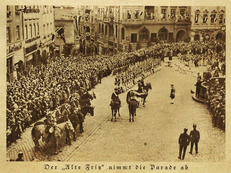 Der „Alte Fritz“ nimmt die Parade ab