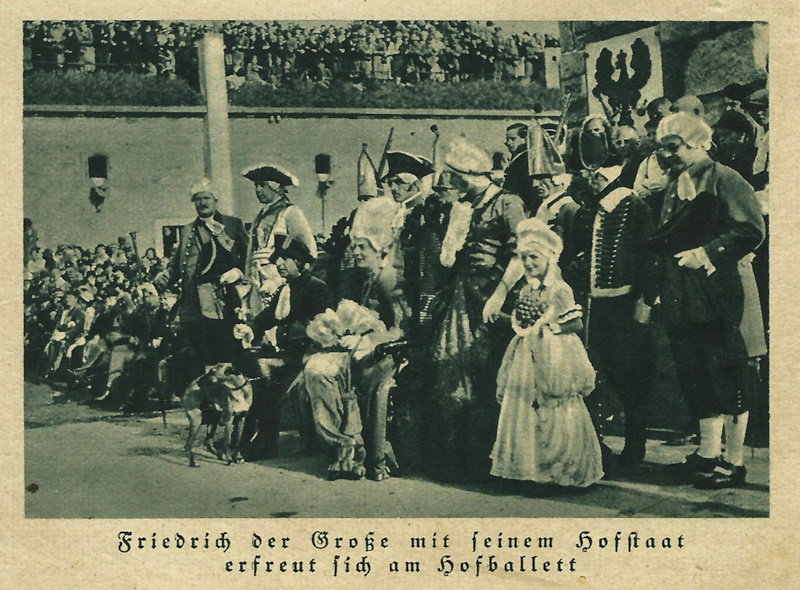 Friedrich der Große mit seinem Hofstaat erfreut sich am Hofballett