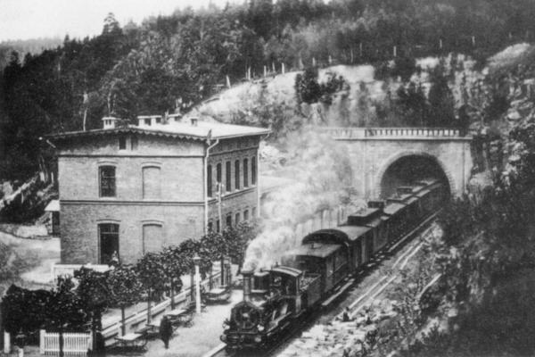 Bahnhof mit Tunnel